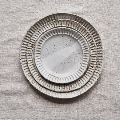Fluted Dinner Plate speckle white