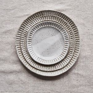 Fluted Dinner Plate speckle white
