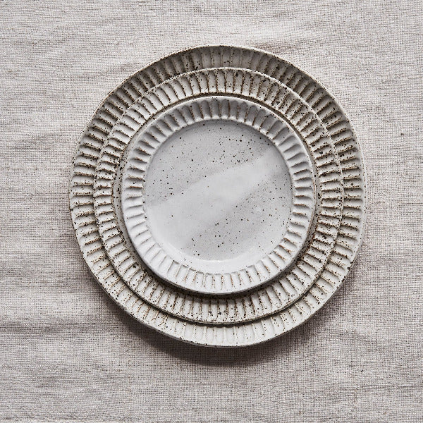 Fluted Dinner Plate speckle white